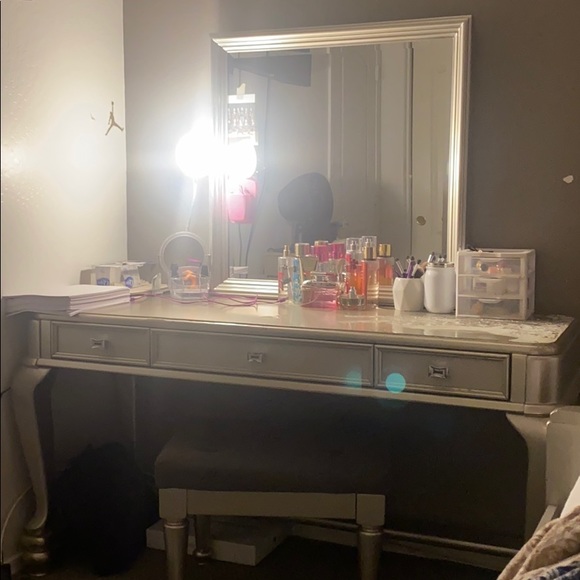 Vanity desk